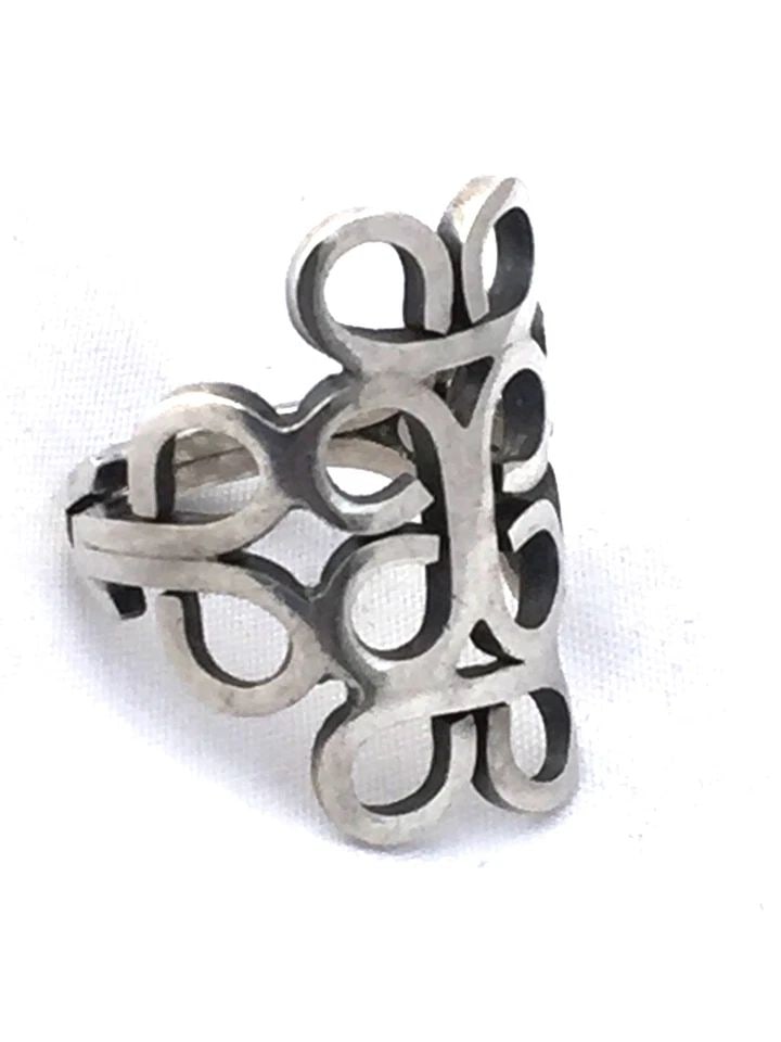 VINTAGE STERLING SILVER RING SIZE 5.5 MEXICO TRIBAL HANDMADE .925: VINTAGE STERLING SILVER RING SIZE 5.5 MEXICO TRIBAL HANDMADE .925 Vintage Sterling Silver Ring Mexico Tribal Size 5.5 Weight 5.8g Widest Part of Band 1" Thinnest Part of Ban