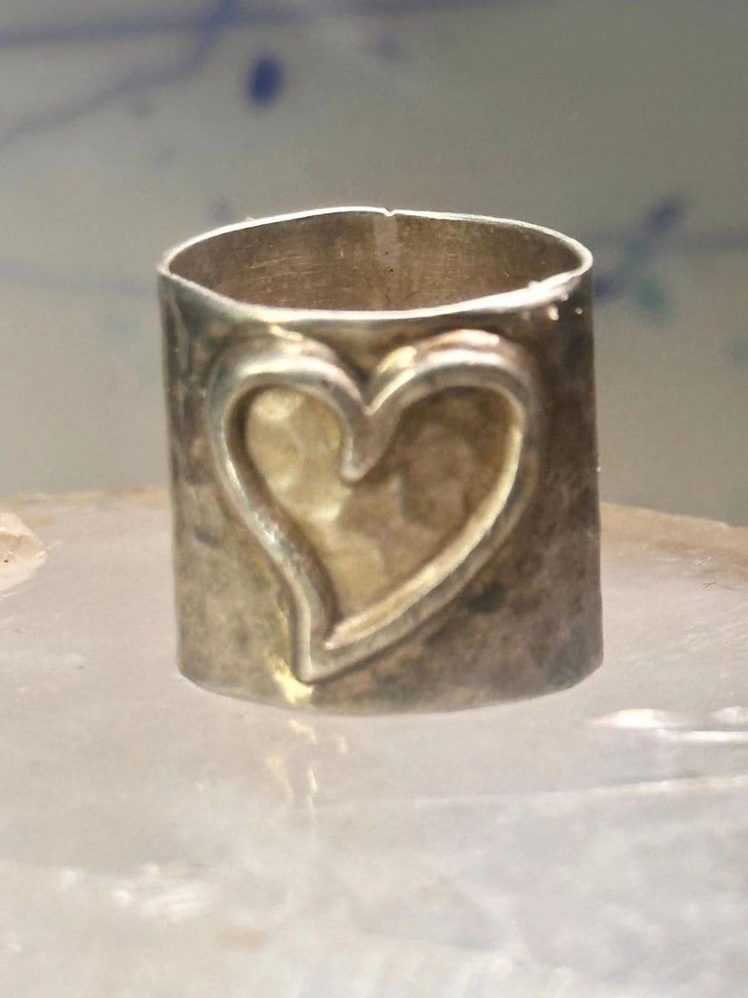 HEART RING MEXICO WIDE BAND SIZE 5 LOVE VALENTINE STERLING SILVER WOMEN: HEART RING MEXICO WIDE BAND SIZE LOVE VALENTINE STERLING SILVER WOMEN Heart ring Mexico wide band size love Valentine sterling silver women Will be plugging in the size tonight along with other detail