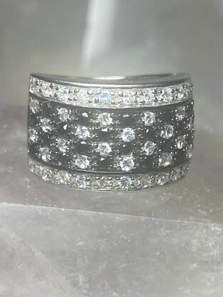 CHECKERBOARD RING SIZE 5.50 COCKTAIL BAND STERLING SILVER WOMEN GIRLS: CHECKERBOARD RING SIZE 5.50 COCKTAIL BAND STERLING SILVER WOMEN GIRLS Checkerboard ring cocktail band sterling silver women girls Size 5.50 Between a size 5.50 and a size 5.75 Weight 7.6g Length. 7/16