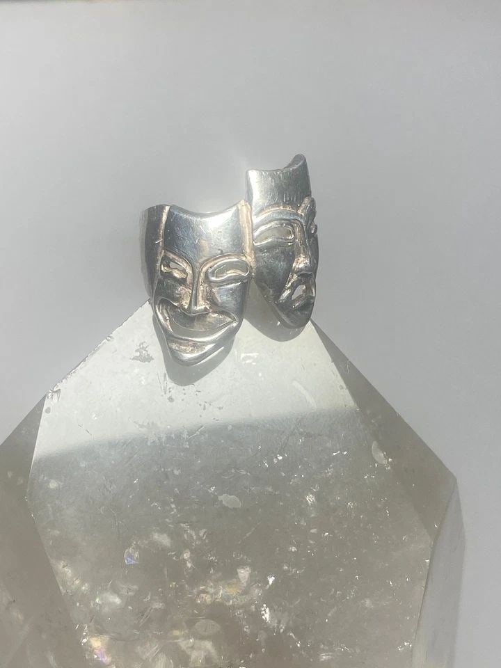 TRAGIC COMIC RING SIZE 6.50 STERLING SILVER TRAGEDY COMEDY THEATRICAL BAND THEAT: TRAGIC COMIC RING SIZE 6.50 STERLING SILVER TRAGEDY COMEDY THEATRICAL BAND THEAT Tragic comic ring tragedy comedy theatrical band theater women The chin towards outward to follow the shape of the hand