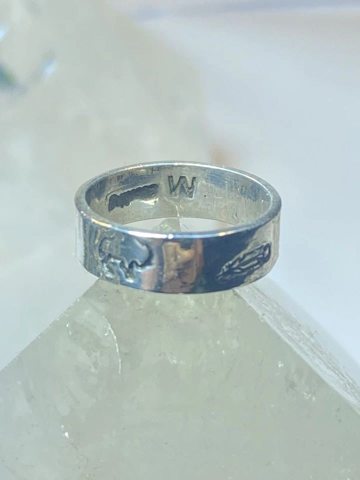 ANIMAL RING SIZE 4.25 FEATHER WOLF BUFFALO BAND PINKY SOUTHWEST STERLING SILVER: ANIMAL RING SIZE 4.25 FEATHER WOLF BUFFALO BAND PINKY SOUTHWEST STERLING SILVER Animal ring feather bear wolf buffalo band pinky southwest sterling silver women girls boys Size 4.25 Weight 2.8g Widest