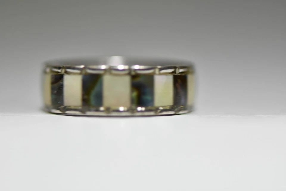 ABALONE RING MOP PINKY BAND STERLING SILVER WOMEN GIRLS: ABALONE RING MOP PINKY BAND STERLING SILVER WOMEN GIRLS Abalone ring MOP pinky band sterling silver women Size 5.50 Between a Size 5.50 and a size 5.75 Weight 3.1g Band Width 1/4" Delivered in a gift 