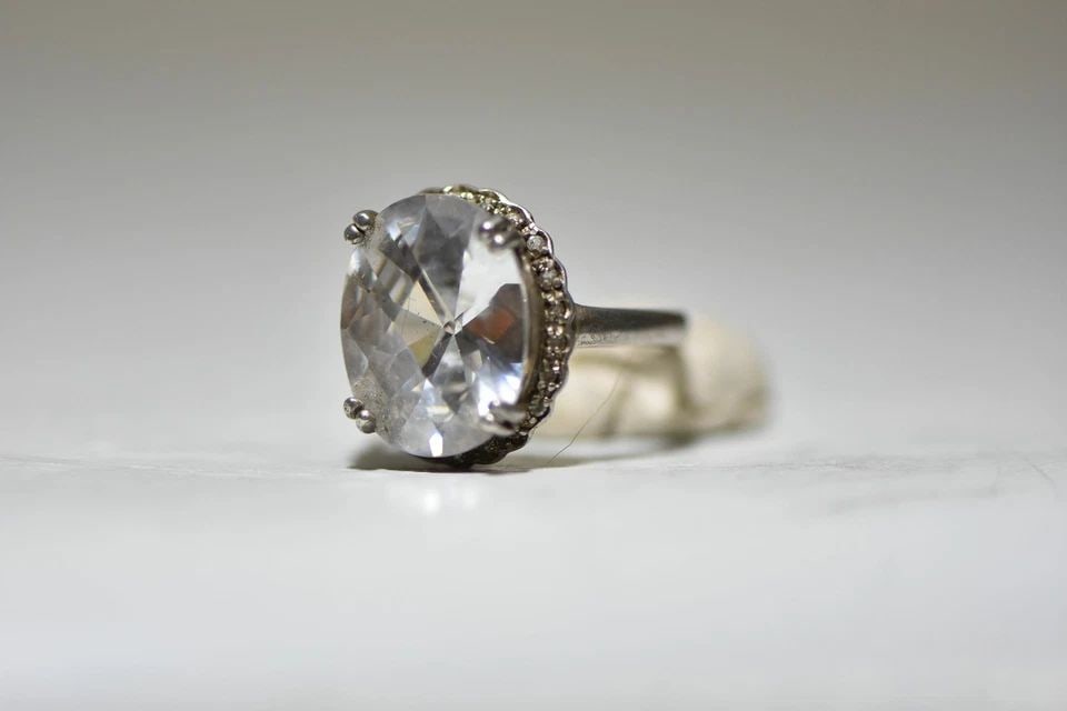 CLEAR RING SIZE 7.75 CRYSTAL COCKTAIL BOHO STERLING SILVER WOMEN: CLEAR RING SIZE 7.75 CRYSTAL COCKTAIL BOHO STERLING SILVER WOMEN Clear ring crystal cocktail sterling silver women Size 7.75 Weight 9g Widest part of the ring 3./4" Thinnest part of the ring 1/8"