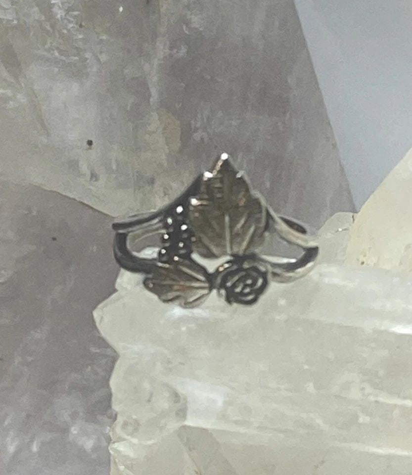 FLORAL RING SIZE 5.50 LEAVES BAND STERLING SILVER WOMEN GIRLS: FLORAL RING SIZE 5.50 LEAVES BAND STERLING SILVER WOMEN GIRLS Floral ring leaves band sterling silver women girls Size 5.50 Weight 3.2g Widest 1/2" Thinnest 1/8"