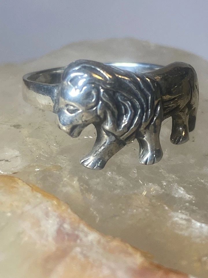 LION RING SIZE 7.50 ANIMAL BAND STERLING SILVER WOMEN GIRLS: LION RING SIZE 7.50 ANIMAL BAND STERLING SILVER WOMEN GIRLS Lion ring animal band sterling silver women girls Size 7.50 Weight 3.6g Width 1/2" Thinnest part of band in back 1/8"