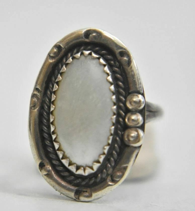 MOTHER OF PEARL RING SOUTHWEST MOP STERLING SILVER BAND SIZE 6: MOTHER OF PEARL RING SOUTHWEST MOP STERLING SILVER BAND SIZE 6 Mother of Pearl Ring Navajo MOP Sterling Silver band Size 6 Weight 4.3g Widest Part of the Band 1" Thinnest Part of th