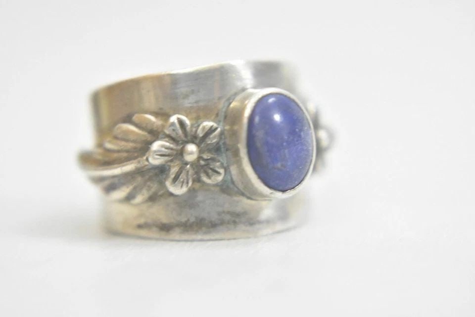 BLUE LAPIS RING SIZE 5.25 CIGAR BAND FLOWERS LEAVES PINKY STERLING SILVER BOHO W: BLUE LAPIS RING SIZE 5.25 CIGAR BAND FLOWERS LEAVES PINKY STERLING SILVER BOHO W Blue stone ring cigar band flowers leaves pinky sterling silver BoHo women My Best guess on the stone is Blue Lapis Siz