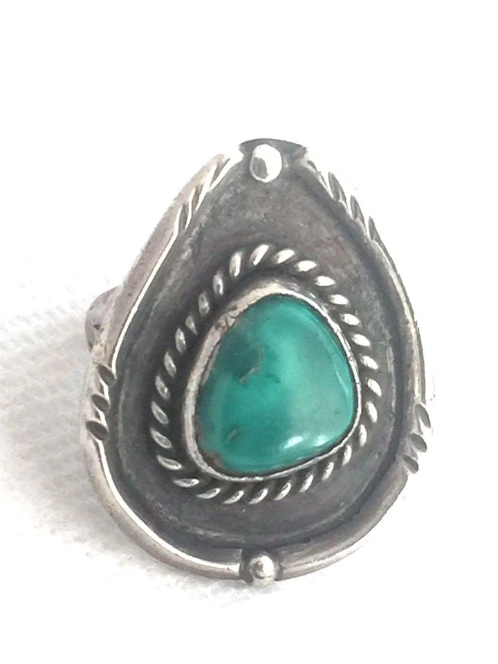 NAVAJO RING TURQUOISE SOUTHWEST RING SIZE 4.5 6.9G TRIBAL PINKIE WOMEN: NAVAJO RING TURQUOISE SOUTHWEST RING SIZE 4.5 6.9G TRIBAL PINKIE WOMEN Navajo ring Turquoise Southwest Ring Size 4.5 6.9g Tribal Pinkie women Size 4.5 Weight 6.9g Length 1 1/8" Width 7/8" The Band is 