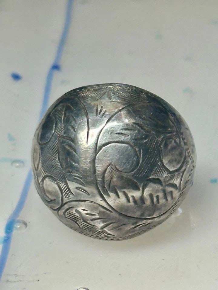 SIAM BUBBLE DOME RING SIZE 5.75 VINTAGE STERLING SILVER: SIAM BUBBLE DOME RING SIZE 5.75 VINTAGE STERLING SILVER Siam Bubble Dome Ring Size 5.75 Vintage Sterling Silver AS IS Photo 1 & 2 will show a small hard to see dent on the side of the ring Size 5.75 W