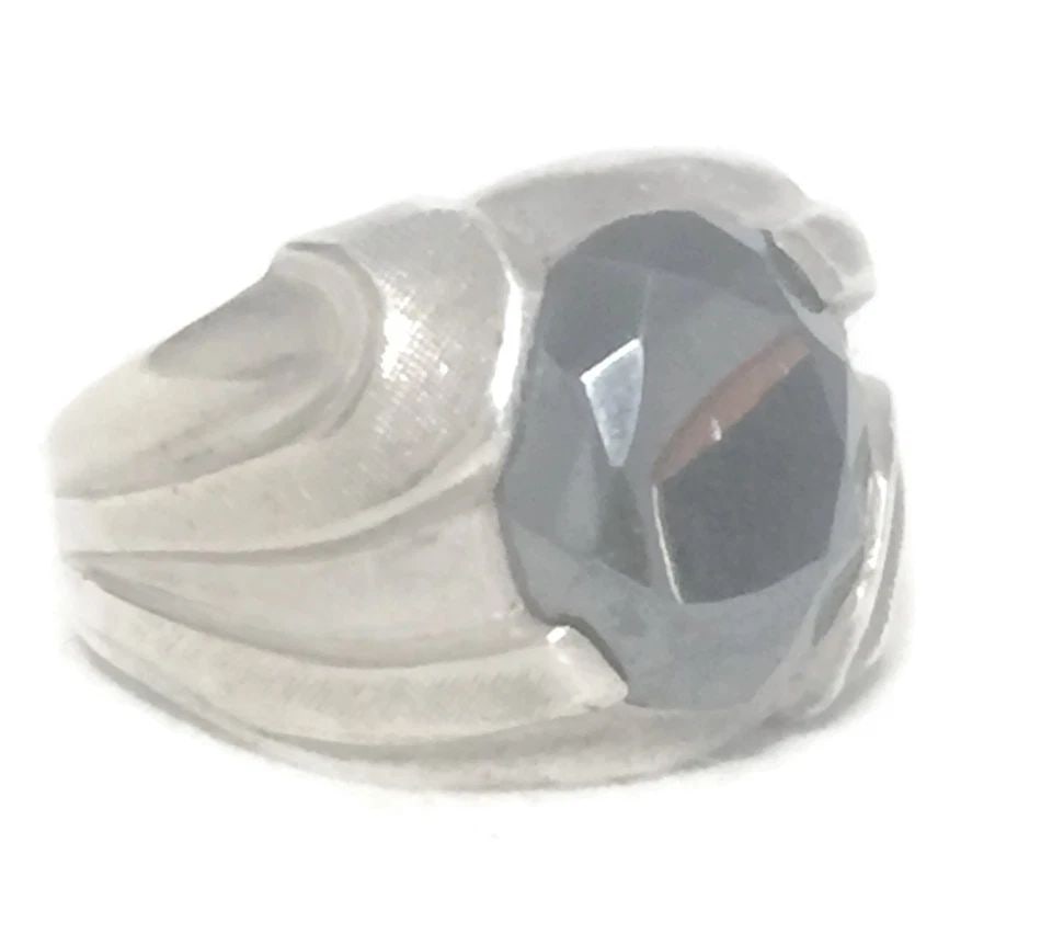 VINTAGE HEMATITE STERLING SILVER PINKY BOYS WOMEN RING SIZE 6 MID CENTURY: VINTAGE HEMATITE STERLING SILVER PINKY BOYS WOMEN RING SIZE 6 MID CENTURY Vintage Hematite Ring Size 6 Weight 6.8g Widest Part of Band 9/16" Thinnest Part of Band 5/32" Rings are Delivered