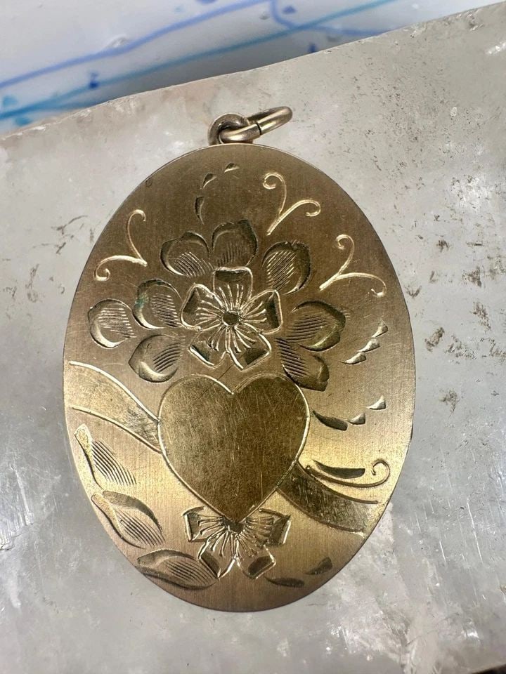 LARGE OVAL PHOTO LOCKET VALENTINE WITH HEART AND FLORAL DESIGN (1 of 2)