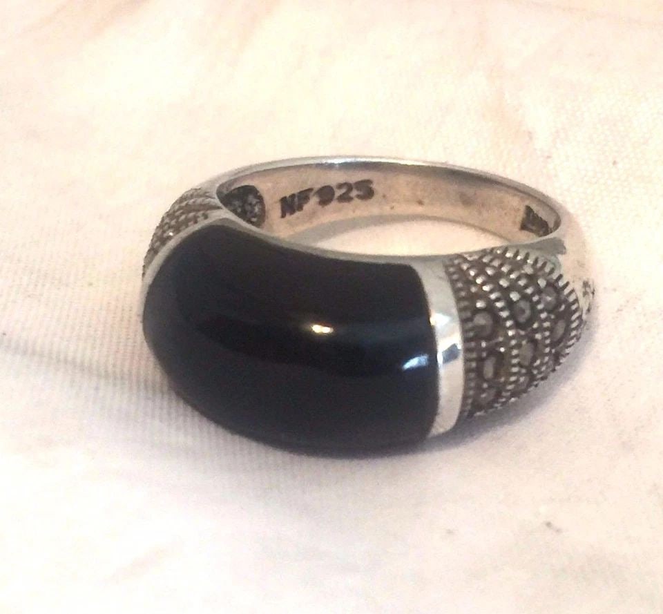 VINTAGE STERLING SILVER ONYX & MARCASITE BAND RING SIZE 5.75 4.9G: VINTAGE STERLING SILVER ONYX & MARCASITE BAND RING SIZE 5.75 4.9G Vintage Sterling Silver Onyx & Marcasite Band Ring Size 5.75 Weight 4.9g Widest Part of Band 3/8" Thinnest Part of Band 1/8" Free Firs