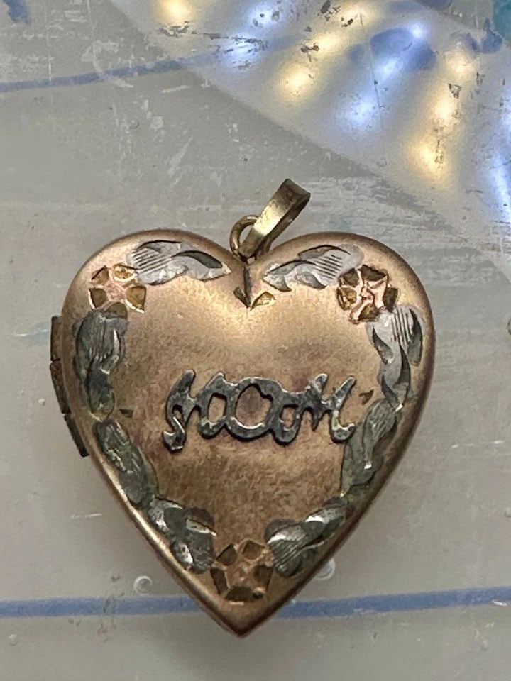 INTAGE FLORAL MOM PHOTO HEART LOVE VALENTINE LOCKET FLOWER PENDANT 1/20 14KGF (1 of 2)