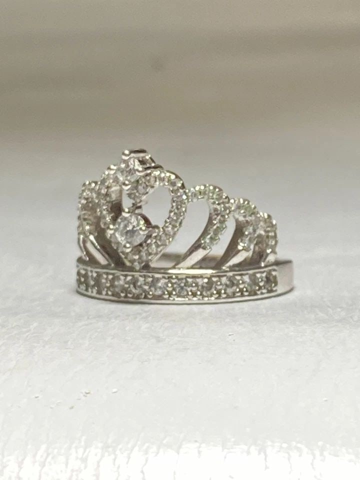 TIARA RING CROWN BAND PRINCESS GIRLS BIRTHDAY STERLING SILVER WOMEN: TIARA RING CROWN BAND PRINCESS GIRLS BIRTHDAY STERLING SILVER WOMEN Tiara ring crown band princess girls birthday sterling silver women Size 7.50 Weight 5.2g Length 3/4" Widest part of tiara 5/8" Thin