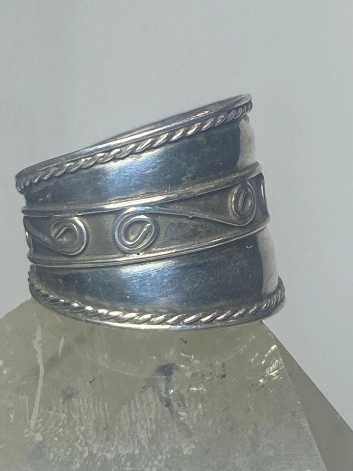 CIGAR BAND SPIRAL RING STERLING SILVER WOMEN GIRLS SIZE 7.50: CIGAR BAND SPIRAL RING STERLING SILVER WOMEN GIRLS SIZE 7.50 Cigar band spiral ring sterling silver women girls Size 7.50 Weight 2.8g Length 5/8 Width 3/8"