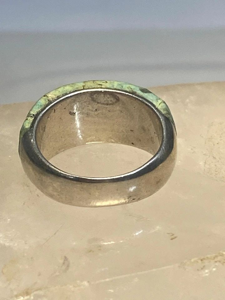 GREEN QUARTZ? RING FACETED BAND STERLING SILVER WOMEN GIRLS: GREEN QUARTZ? RING FACETED BAND STERLING SILVER WOMEN GIRLS Green quartz? ring faceted band sterling silver women girls Size 6.75 Weight 6.8g Widest part 3/8" Thinnest part 3/16"