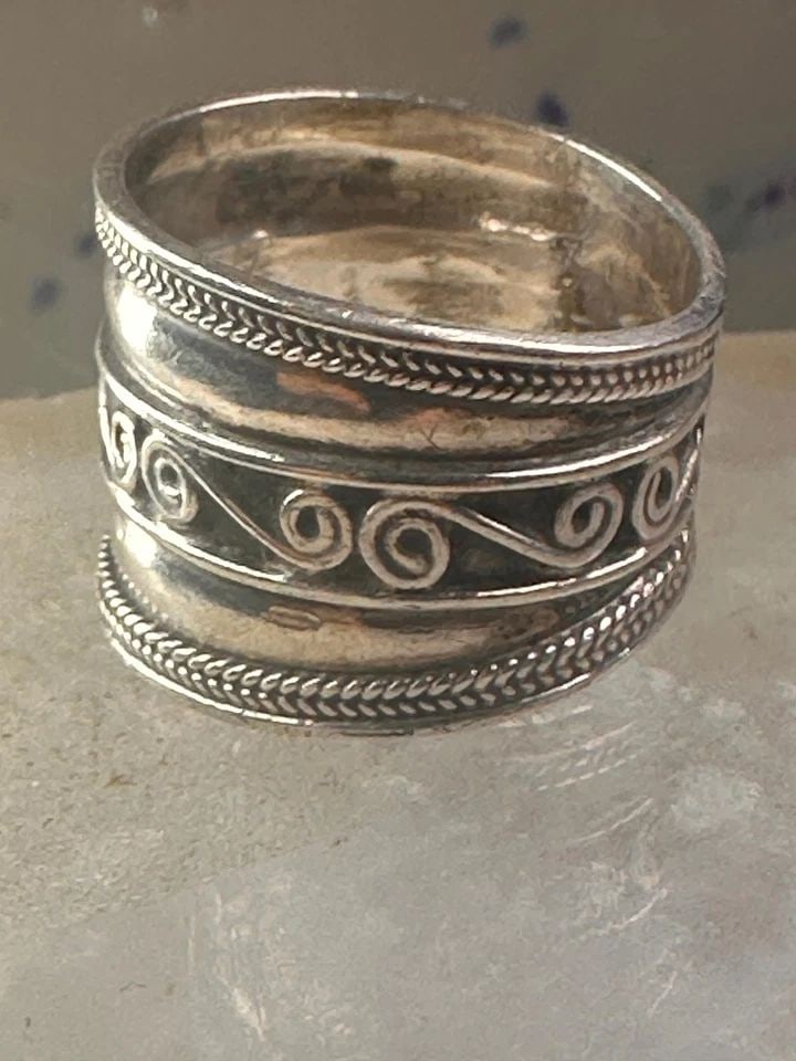 CIGAR BAND RING ROPE DESIGN SIZE 7.50 STERLING SILVER WOMEN: CIGAR BAND RING ROPE DESIGN SIZE 7.50 STERLING SILVER WOMEN Cigar band ring rope design size 7.50 sterling silver women Size 7.50 Weight 4.6g Width 5/8" Thinnest part of band 3/8"