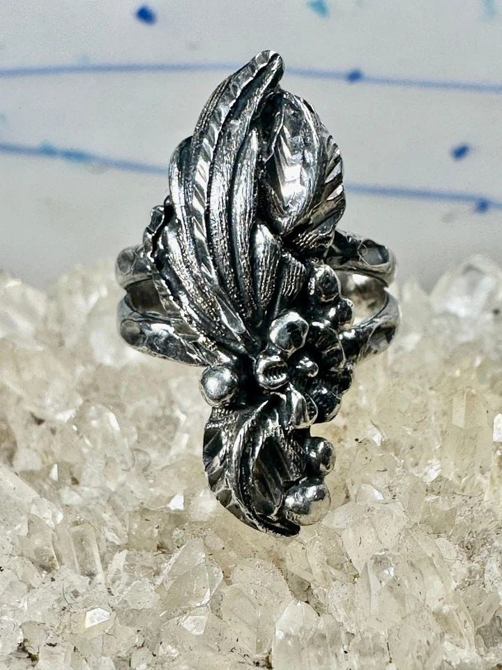 LEAF RING PINKY BAND SIZE 4.50 STERLING SILVER WOMEN GIRLS: LEAF RING PINKY BAND SIZE 4.50 STERLING SILVER WOMEN GIRLS Leaf ring pinky band size 4.50 sterling silver women girls Size 4.50 Weight 6g Length 1" Widest part 3/8" Thinnest part of band 1/8"
