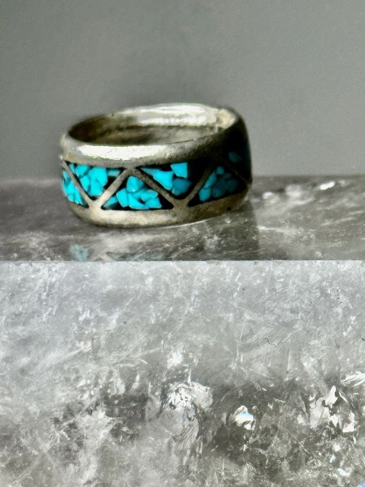 TURQUOISE RING SIZE 4.50 ZUNI BAND WEDDING STERLING SILVER WOMEN: TURQUOISE RING SIZE 4.50 ZUNI BAND WEDDING STERLING SILVER WOMEN Turquoise ring size 4.50 Zuni band wedding sterling silver women Size 4.50 Between a size 4.50 and a size 4.75 Weight. 6.3g Width 5/16"