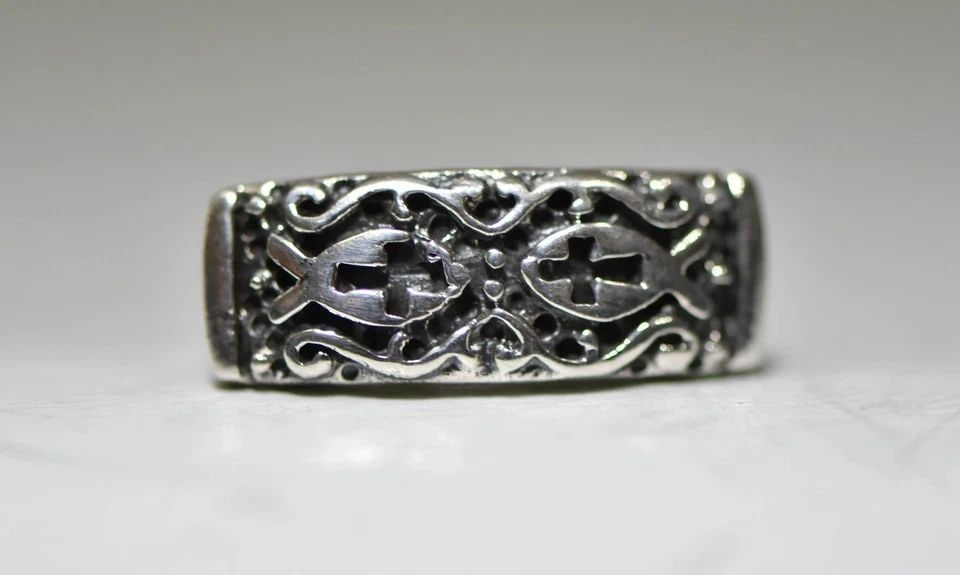 CROSS RING BIKER BAND FISH RELIGIOUS STERLING SILVER MEN: CROSS RING BIKER BAND FISH RELIGIOUS STERLING SILVER MEN Cross Ring biker band fish religious sterling silver men Size 7.75 weight 5g Widest part of band 3/8" Thinnest part of band 1/8" Delivered in a
