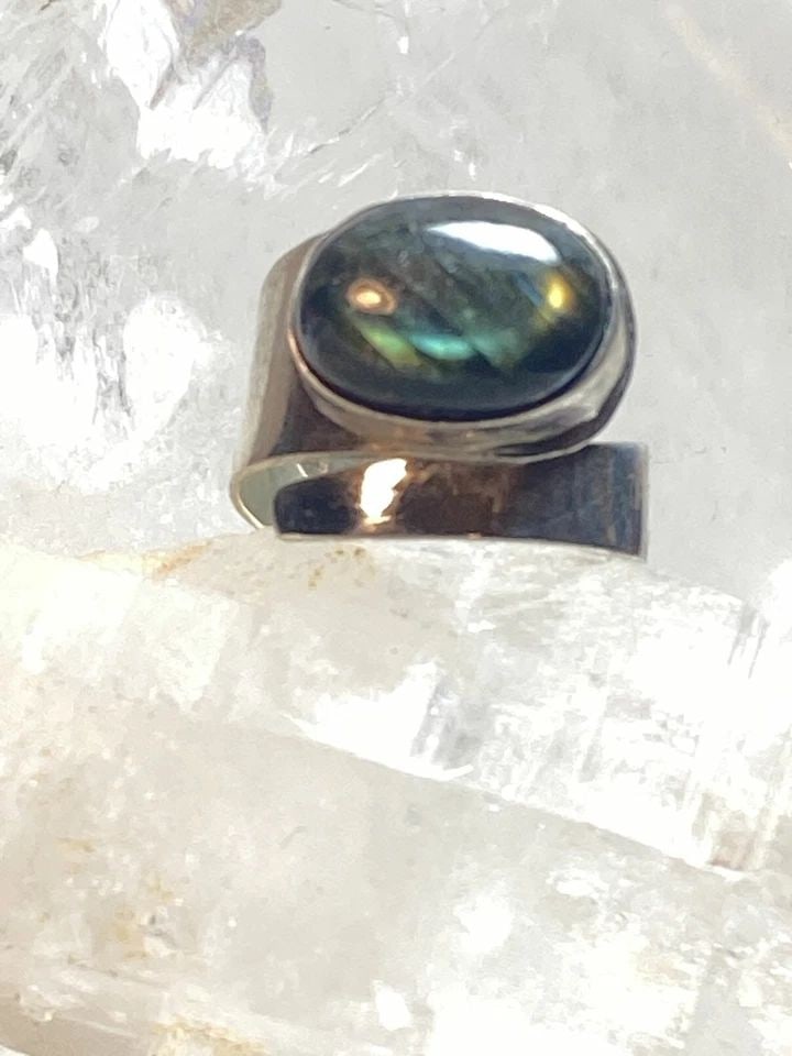 LABRADORITE RING SIZE 8 STERLING SILVER WOMEN GIRLS: LABRADORITE RING SIZE 8 STERLING SILVER WOMEN GIRLS Labradorite ring sterling silver women girls Size 8 adjustable- comfortable band Weight 6.5g length 5/8" Width 3/16" Thinnest part of band 5/32"