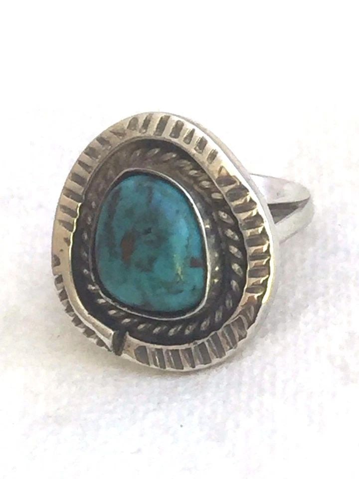 NAVAJO RING TURQUOISE SIZE 5.50 STERLING SILVER WOMEN: NAVAJO RING TURQUOISE SIZE 5.50 STERLING SILVER WOMEN Navajo ring turquoise size 5.50 sterling silver women Size 5 Weight 7.7g Length 13/16" Width 11/16" Free First Class shipping and postal insurance
