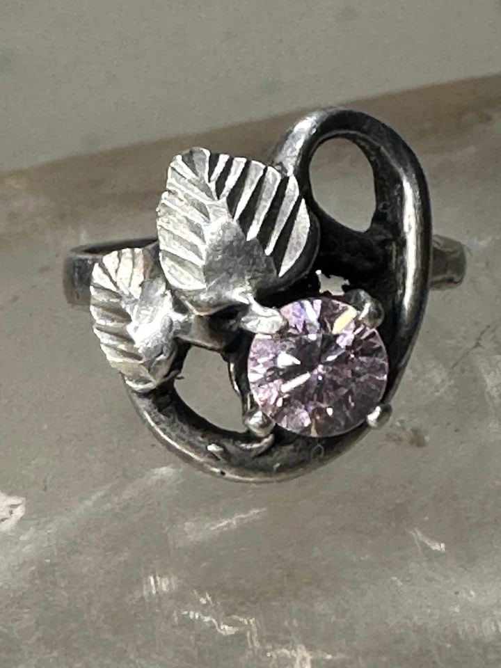PINK ICE RING LEAVES FLORAL BAND SIZE 3.50 WOMEN GIRLS: PINK ICE RING LEAVES FLORAL BAND SIZE 3.50 WOMEN GIRLS Pink Ice ring leaves floral band size 3.50 women girls Size 3.50 Weight 3.1g Length 5/8" Widest 1/2"" Width 1/8"