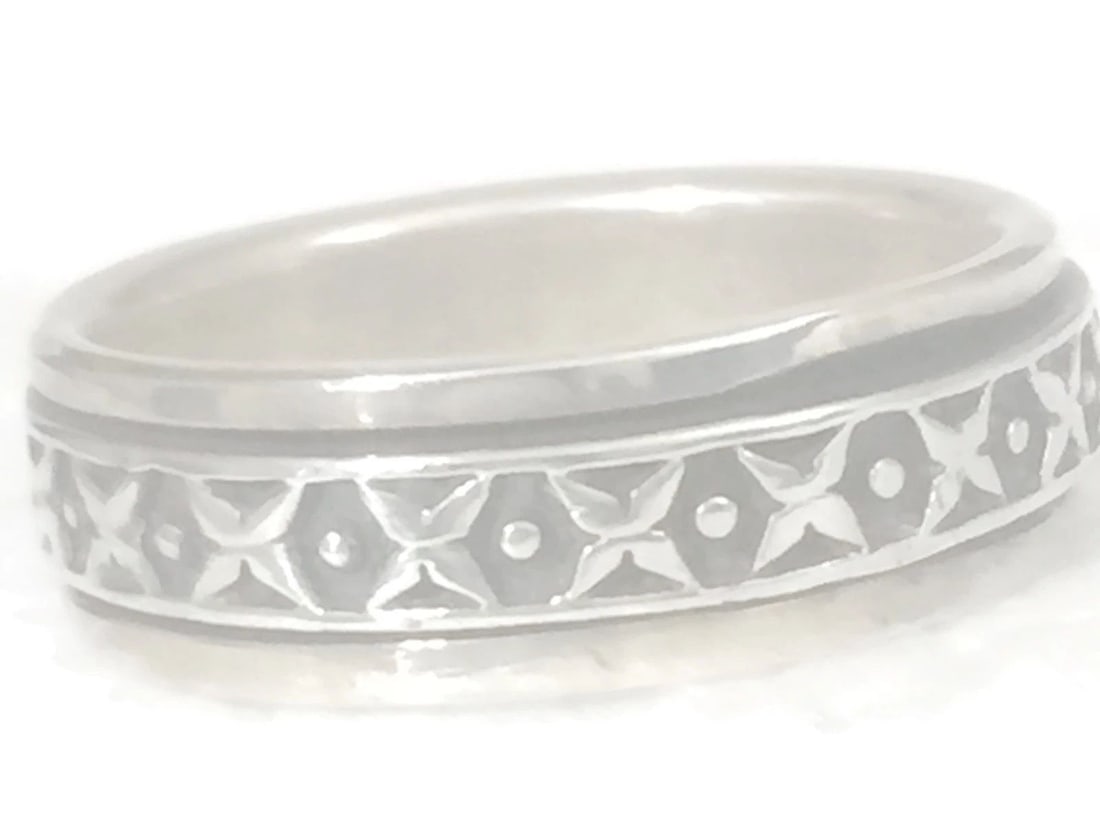 MEN SPINNER RING OR WEDDING BAND VINTAGE STERLING SILVER GEOMETRIC SIZE 12.50: MEN SPINNER RING OR WEDDING BAND VINTAGE STERLING SILVER GEOMETRIC SIZE 12.50 Men Spinner Ring or Band Vintage Sterling Silver geometric Design XOXO Size 12.50 Weight 9.4g Band Width 1/4"
