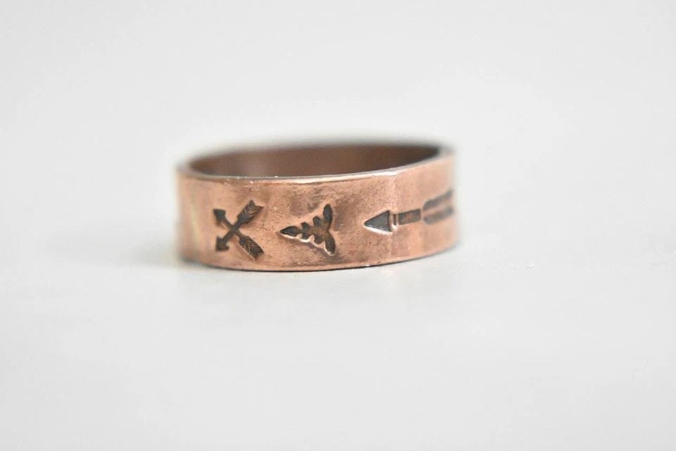 CROSSED ARROWS RING SPEARS COPPER NATIVE AMERICAN BAND SIZE 5.50: CROSSED ARROWS RING SPEARS COPPER NATIVE AMERICAN BAND SIZE 5.50 Crossed arrows ring spears copper Native American band Size 5.50. Between a size 5.50 and a size 5.75 Weight 2.6g Band Width 1/4"