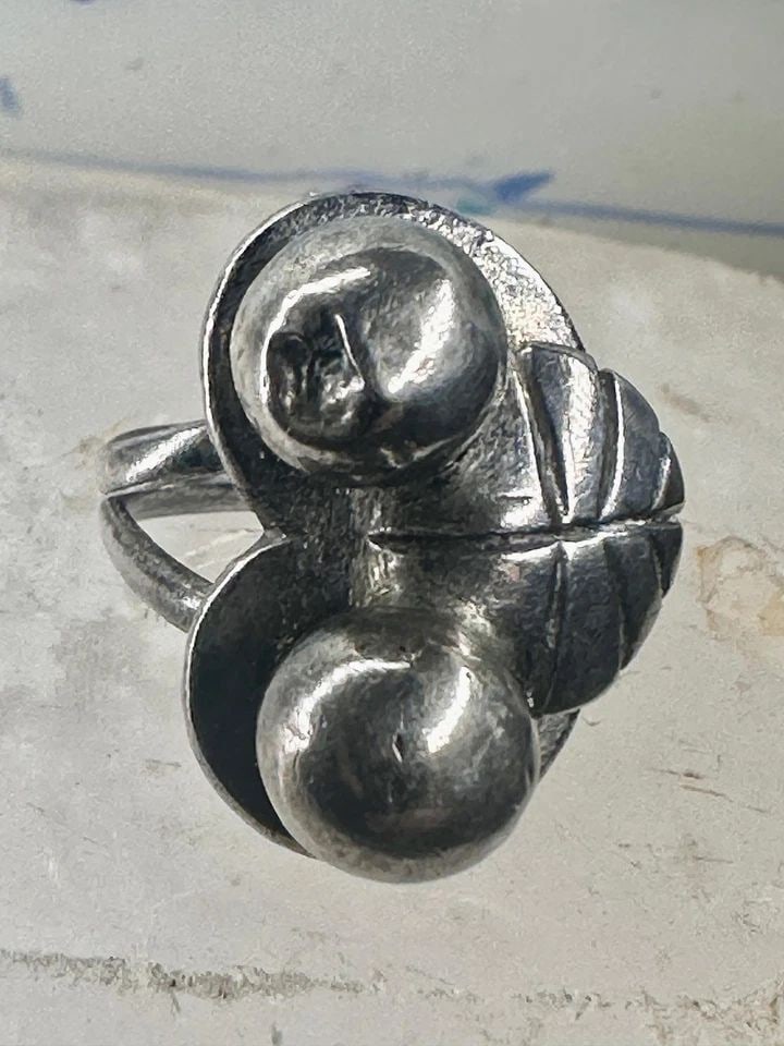HEART RING LEAF BAND SIZE 5.25 PINKY ORB VINTAGE STERLING SILVER WOMEN GIRLS: HEART RING LEAF BAND SIZE 5.25 PINKY ORB VINTAGE STERLING SILVER WOMEN GIRLS Heart ring leaf band size 5.25 pinky orb vintage sterling silver women girls AS IS - Dent on one of the balls see Photos Si