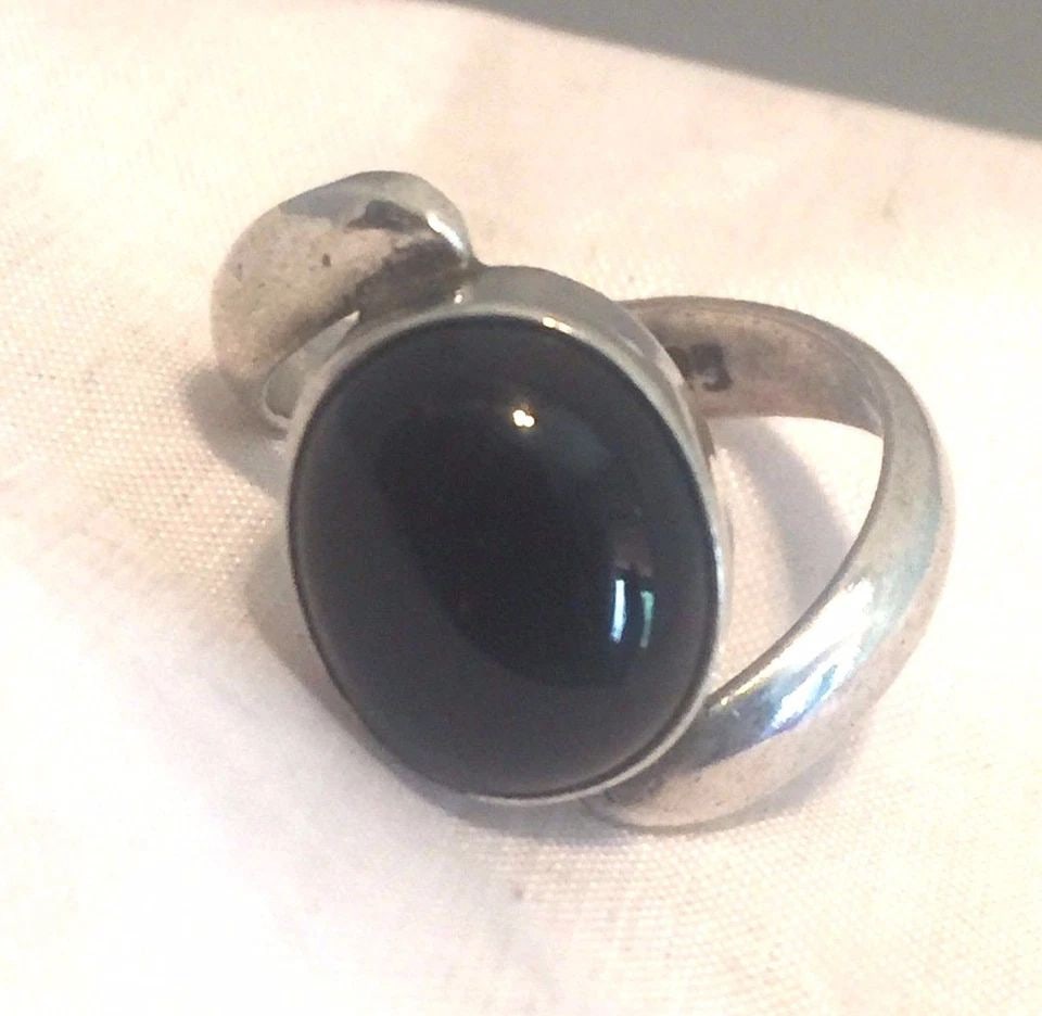 VINTAGE STERLING SILVER OVAL ONYX RING SIZE 5.50 4.2G PINKY: VINTAGE STERLING SILVER OVAL ONYX RING SIZE 5.50 4.2G PINKY Vintage Sterling Silver Onyx Ring Size 5.50 Weight 4.2g Length 1/2" Width 7/16" Free First Class shipping and postal insurance is included. 
