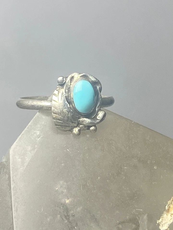 TURQUOISE RING LEAVES BAND SOUTHWEST STERLING SILVER WOMEN GIRLS C: TURQUOISE RING LEAVES BAND SOUTHWEST STERLING SILVER WOMEN GIRLS C Turquoise ring leaves band southwest sterling silver women girls c Size 2.50 Weight 1.1g Length 3/8" Width 9/32" Thinnest part of ban