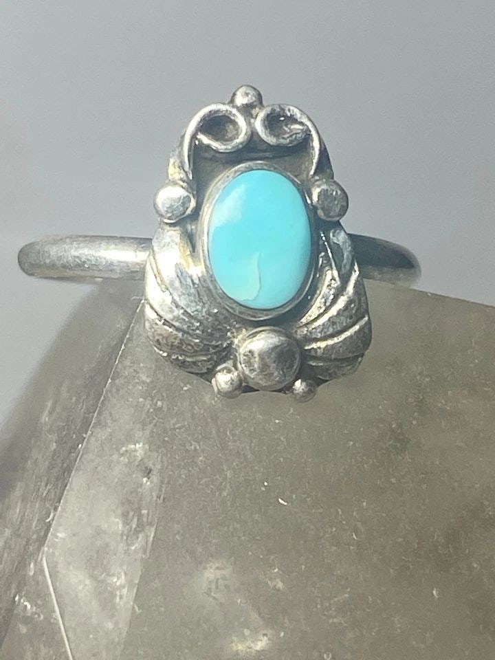 TURQUOISE RING LEAVES BAND SOUTHWEST STERLING SILVER WOMEN GIRLS G: TURQUOISE RING LEAVES BAND SOUTHWEST STERLING SILVER WOMEN GIRLS G Turquoise ring leaves band southwest sterling silver women girls g Size 1.75 Weight 1g Length 1/2" Width 9/32" Thinnest part of band 