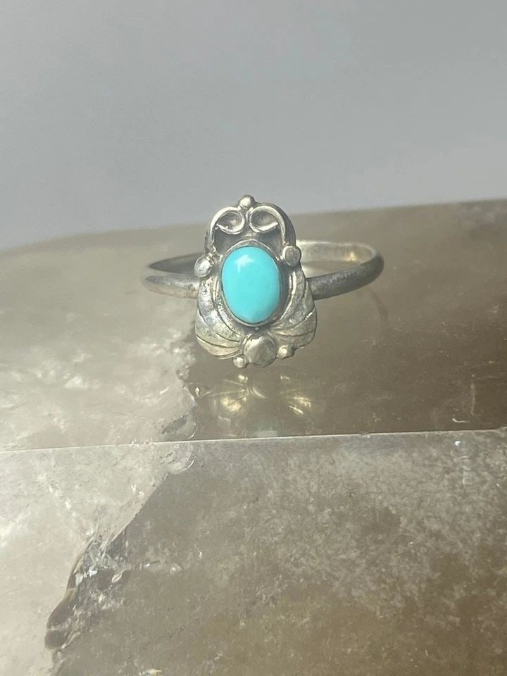 TURQUOISE RING SIZE 3.75 LEAVES BAND SOUTHWEST STERLING SILVER WOMEN GIRLS T: TURQUOISE RING SIZE 3.75 LEAVES BAND SOUTHWEST STERLING SILVER WOMEN GIRLS T Turquoise ring leaves band southwest sterling silver women girls t Size 3.75 Between a size 3.75 and a size 4 Weight 1.2g L