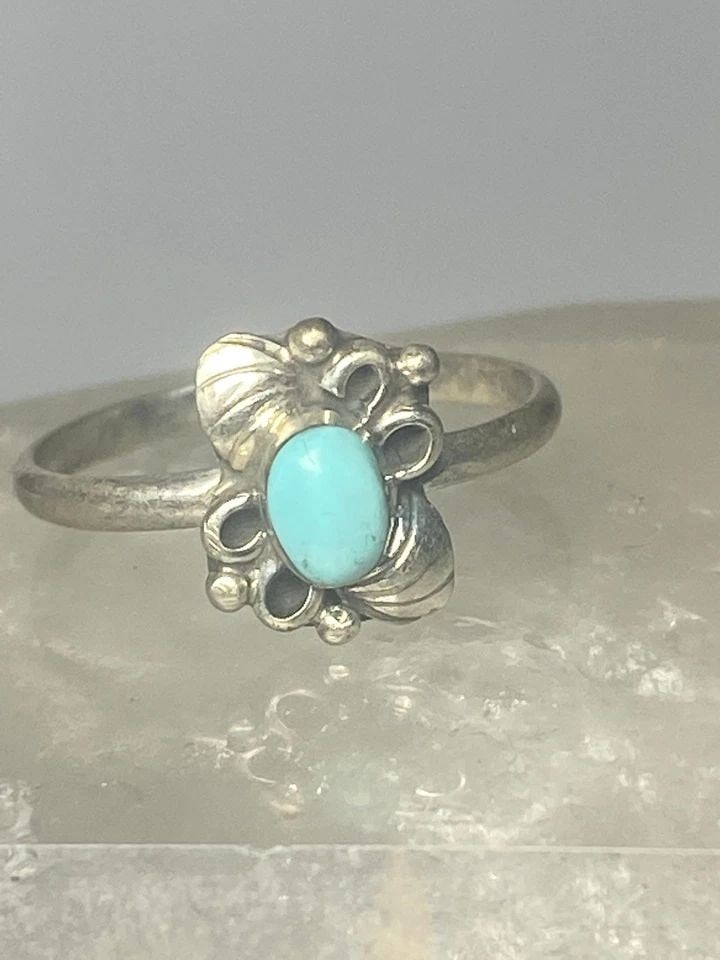 TURQUOISE RING LEAVES BAND SOUTHWEST STERLING SILVER WOMEN GIRLS O: TURQUOISE RING LEAVES BAND SOUTHWEST STERLING SILVER WOMEN GIRLS O Turquoise ring leaves band southwest sterling silver women girls o Size 3.50 Weight 1g Length 3/8" Width 9/32" Thinnest part of band 