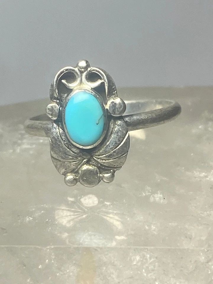 TURQUOISE RING LEAVES BAND SOUTHWEST STERLING SILVER WOMEN GIRLS K: TURQUOISE RING LEAVES BAND SOUTHWEST STERLING SILVER WOMEN GIRLS K Turquoise ring leaves band southwest sterling silver women girls k Size 2.50 Weight 1.1g Length 1/2" Width 1/4" Thinnest part of band