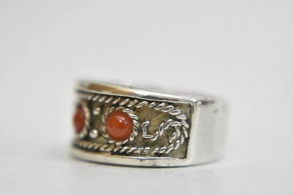 CORAL RING SIZE 6.75 BAND STERLING SILVER WOMEN BOYS: CORAL RING SIZE 6.75 BAND STERLING SILVER WOMEN BOYS Coral ring band sterling silver women boys Size 6.75 Weight 7.2g Band width 3/8" Delivered in a gift box Free Postal shipping and insurance Listing