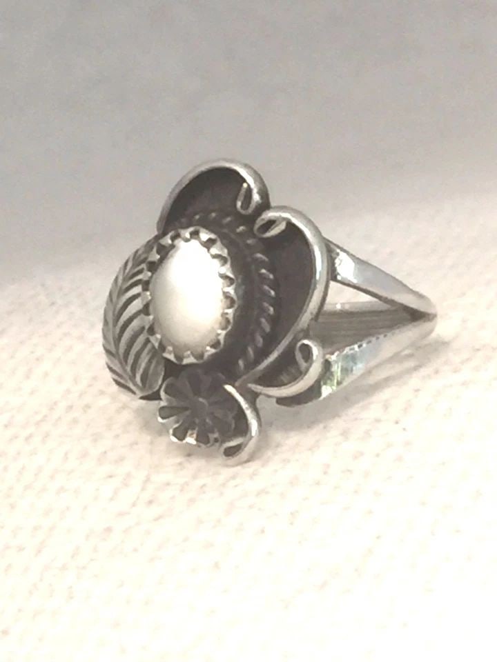 NAVAJO MOP RING SIZE 4.5 3G SIGNED ALEXIUS STERLING SILVER VINTAGE GIRLS WOMEN (1 of 2)