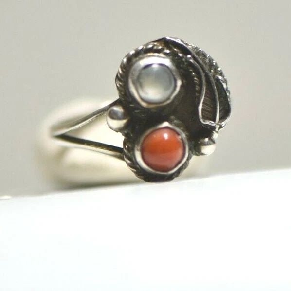 CORAL RING SIZE 7.5 MOTHER OF PEARL MOP SOUTHWEST STERLING SILVER WOMEN GIRLS: CORAL RING SIZE 7.5 MOTHER OF PEARL MOP SOUTHWEST STERLING SILVER WOMEN GIRLS Coral Ring Mother of Pearl MOP southwest sterling silver women girls Size 7.5 Weight 2.5g Widest part of band 5/8" Thinnes