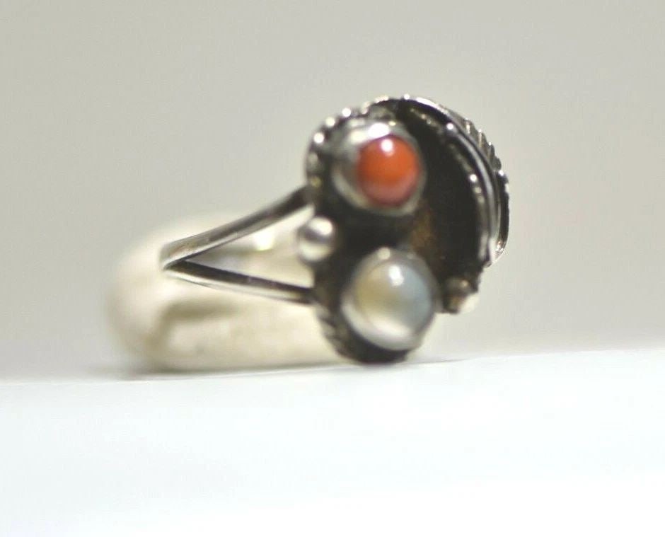 CORAL RING SIZE 5.75 MOTHER OF PEARL MOP SOUTHWEST STERLING SILVER WOMEN GIRLS: CORAL RING SIZE 5.75 MOTHER OF PEARL MOP SOUTHWEST STERLING SILVER WOMEN GIRLS Coral Ring Mother of Pearl MOP southwest sterling silver women girls Size 5.75 Weight 2.5g Widest part of band 5/8" Thinn