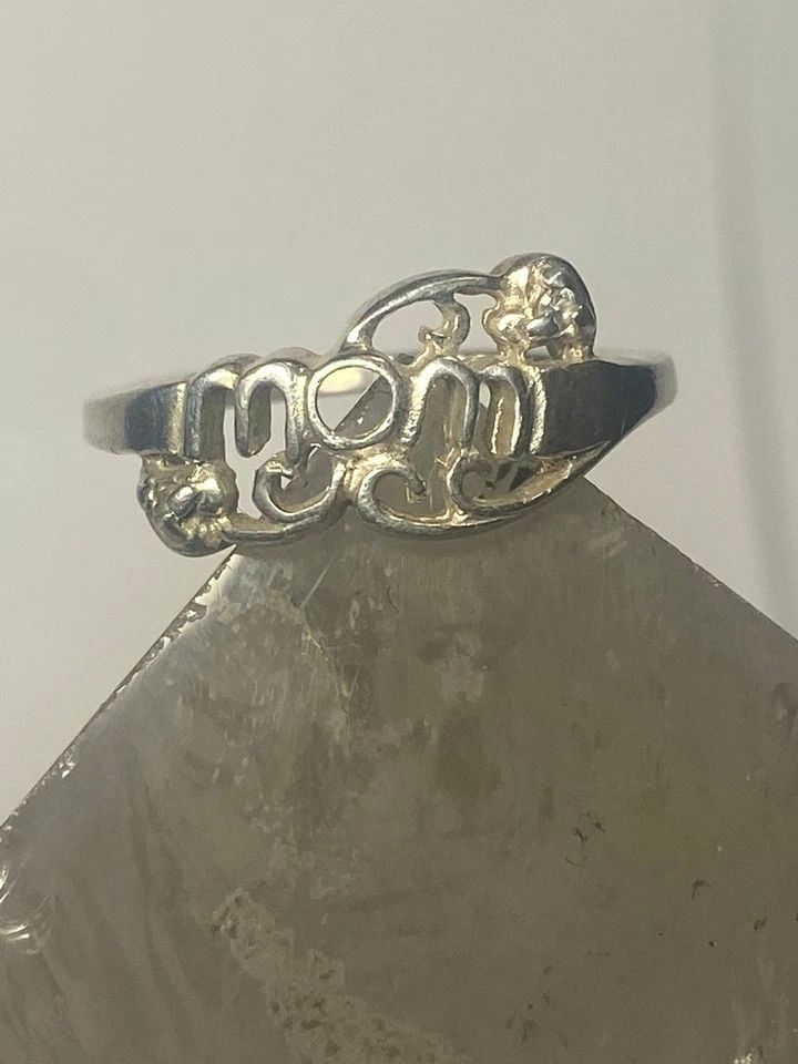 MOM RING MOTHERS DAY BAND FLORAL STERLING SILVER WOMEN: MOM RING MOTHERS DAY BAND FLORAL STERLING SILVER WOMEN Mom ring Mothers Day band floral sterling silver women Size 5.75 Weight 2.2g Widest part 1/4" Thinnest part of band 1/8"