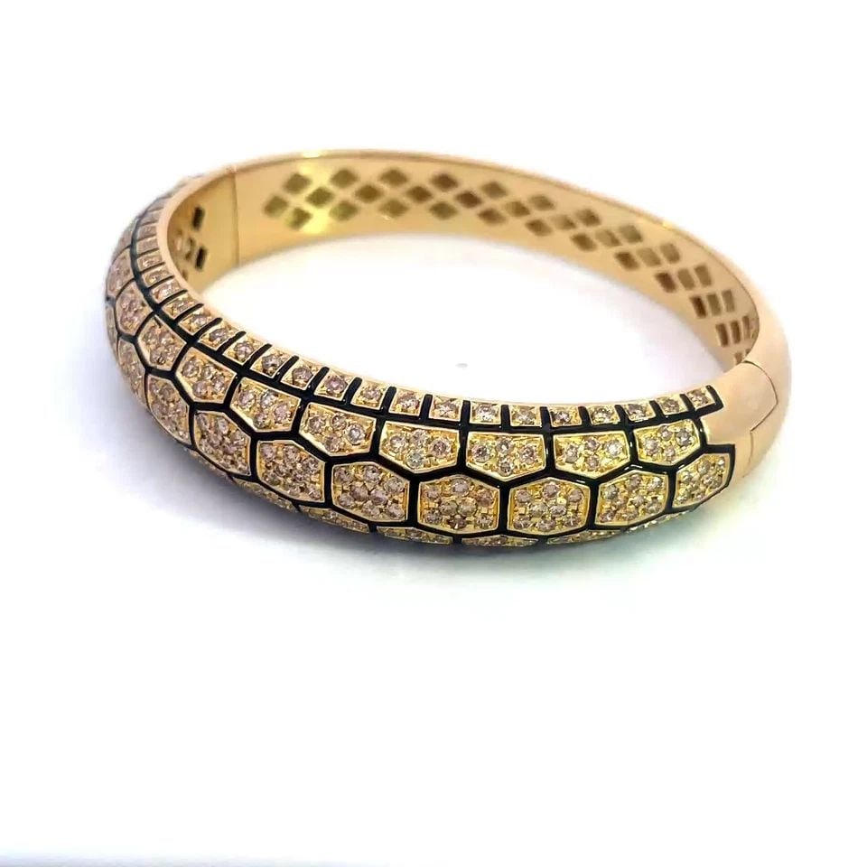 ROBERTO COIN DIAMOND GOLD BRACELET 18K YELLOW ENAMEL DOME STYLE 6 CARATS: ROBERTO COIN DIAMOND GOLD BRACELET 18K YELLOW ENAMEL DOME STYLE 6 CARATS This gorgeous Roberto Coin dome bracelet is crafted from 18k yellow gold featuring an oval shaped hinged style. The front half 