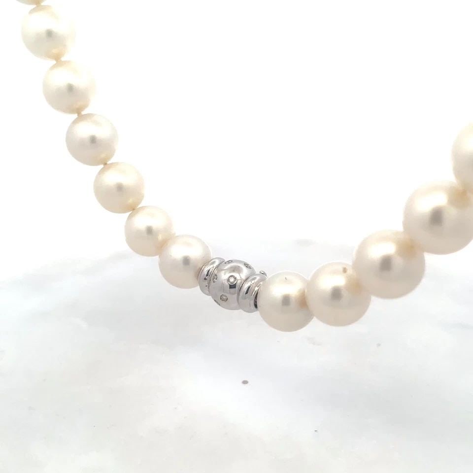 6849 SOUTH SEA PEARL GOLD NECKLACE 13-15MM 18K WHITE DIAMOND CLASP: 6849 SOUTH SEA PEARL GOLD NECKLACE 13-15MM 18K WHITE DIAMOND CLASP This is a gorgeous pearl necklace, the clasp is crafted from 18k white gold with a high polished finish featuring a puffed ball slide