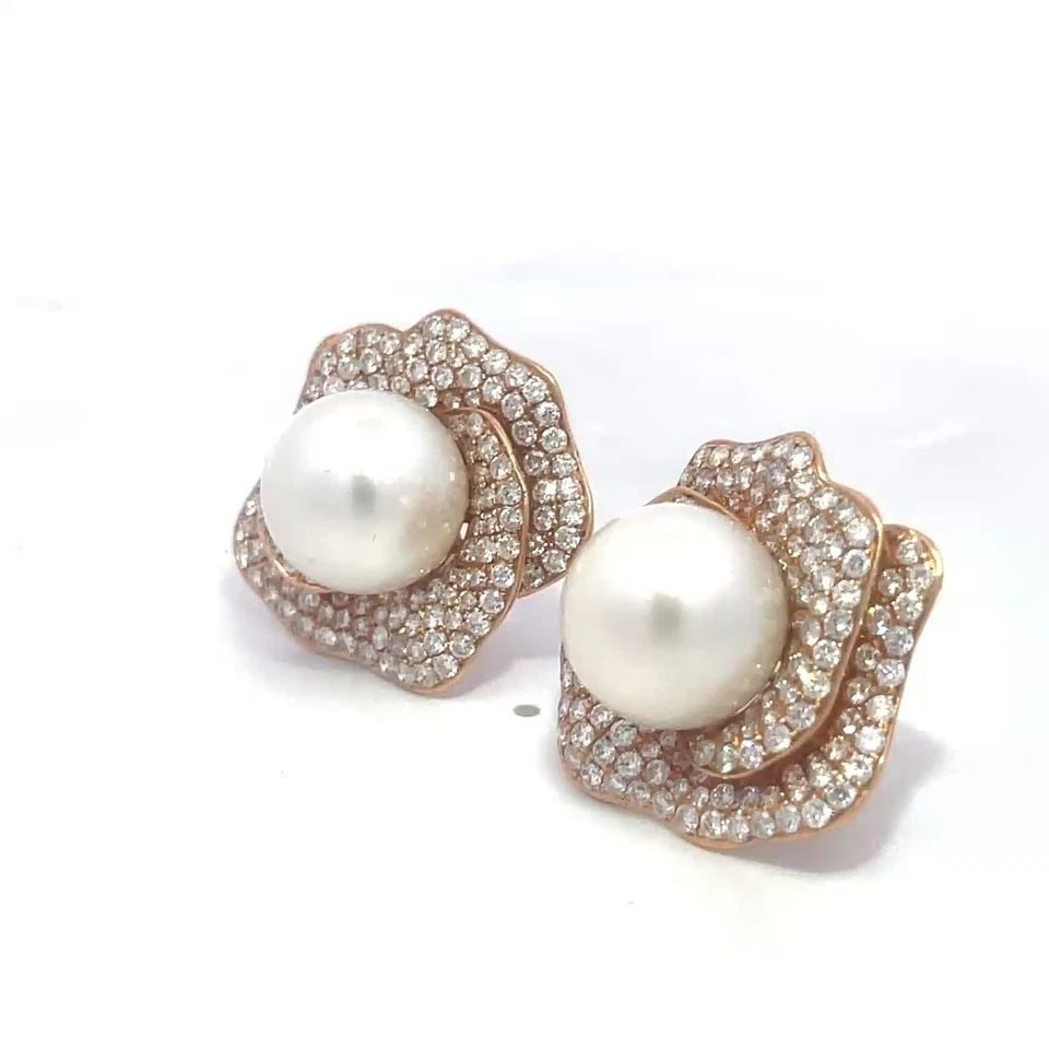 DIAMOND PEARL GOLD EARRINGS 18K ROSE FLORAL DESIGN FORMAL DRESS: DIAMOND PEARL GOLD EARRINGS 18K ROSE FLORAL DESIGN FORMAL DRESS This stunning pair of huggee earrings are crafted from 18k rose gold featuring a large 13mm shimmering white pearl set in the center of 
