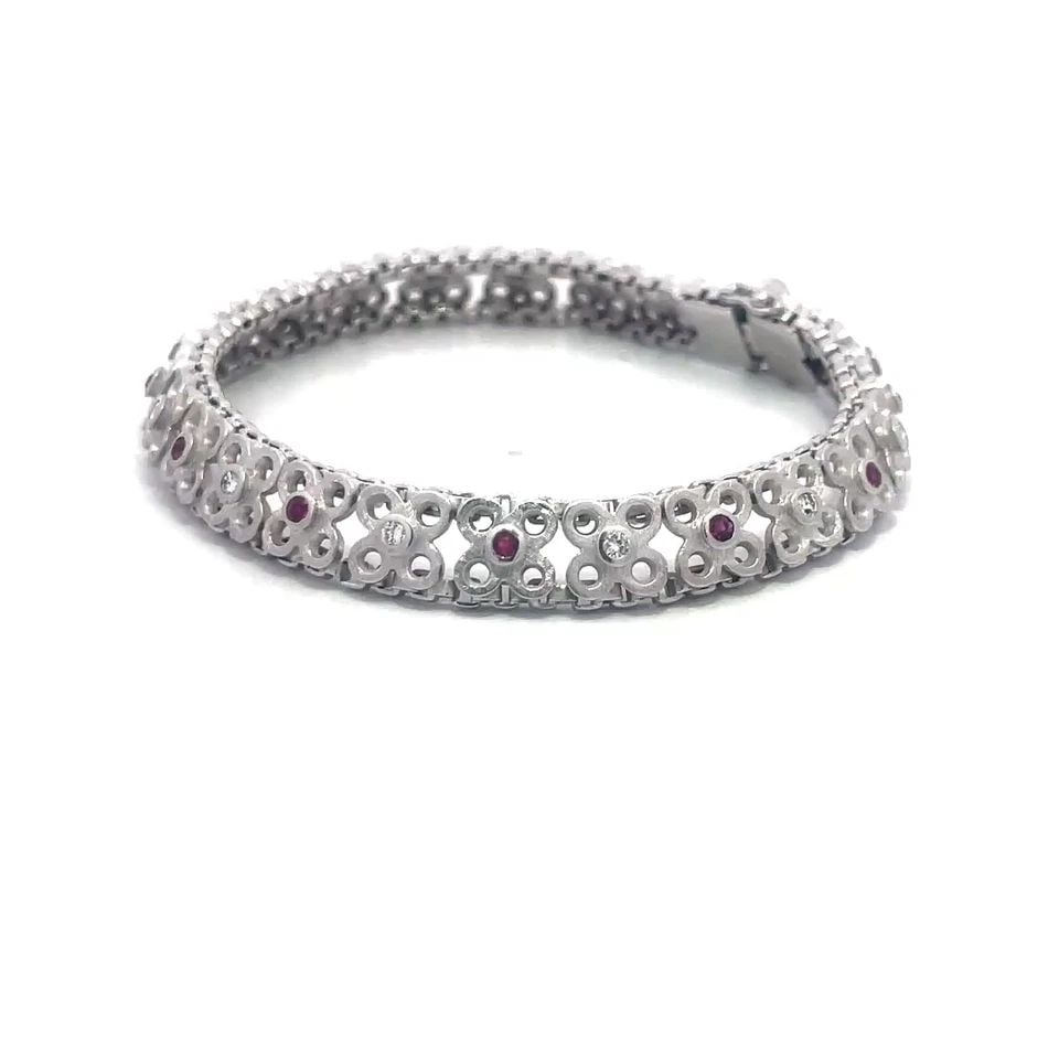 GARAVELLI GOLD DIAMOND BRACELET 18K WHITE GEMSTONE FLORAL STYLE: GARAVELLI GOLD DIAMOND BRACELET 18K WHITE GEMSTONE FLORAL STYLE This is a charming Garavelli bracelet, it features a beautiful fine textured floral link in 18k white gold with alternating bezel set di