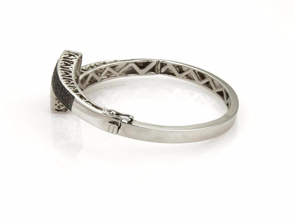 BLACK & WHITE DIAMOND BRACELET 14K WHITE GOLD BANGLE 28.5GR: BLACK & WHITE DIAMOND BRACELET 14K WHITE GOLD BANGLE 28.5GR 1.50ct Black & White Diamond 14k WGold Bangle Bracelet 28.5gr A beautiful eye catching NATURAL black and white diamond bracelet, from solid 