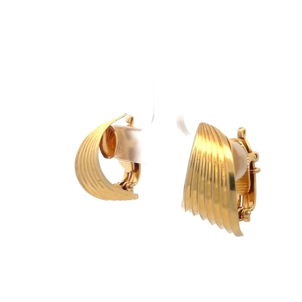 684 CARTIER VINTAGE GOLD EARRINGS CLIP ON 14K YELLOW CURVED SHELL STYLE: 684 CARTIER VINTAGE GOLD EARRINGS CLIP ON 14K YELLOW CURVED SHELL STYLE This lovely pair of vintage authentic earrings are by Cartier, they are crafted from 14k yellow gold featuring a graduated to wi