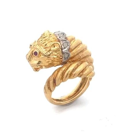 DIAMOND 18K GOLD LION HEAD RING GOLD COLLAR RUBY BYPASS STYLE MYTHICAL: DIAMOND 18K GOLD LION HEAD RING GOLD COLLAR RUBY BYPASS STYLE MYTHICAL This is a Greek style lion head ring crafted from 18k yellow gold with a rose cut diamond collar around the lion's neck. The back