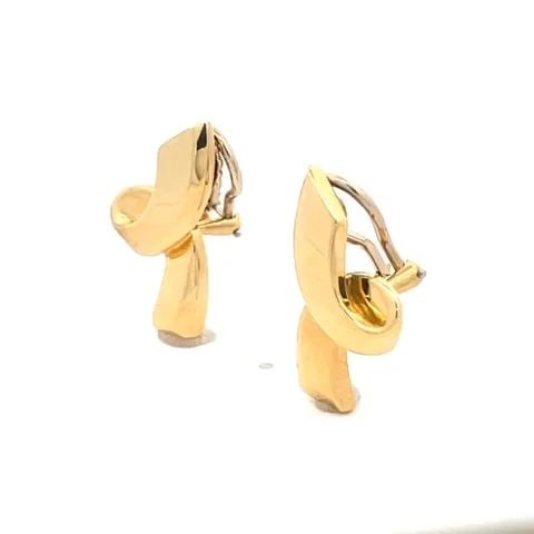 TIFFANY & CO. PICASSO RIBBON GOLD EARRINGS VINTAGE 18K YELLOW CLIP ON: TIFFANY & CO. PICASSO RIBBON GOLD EARRINGS VINTAGE 18K YELLOW CLIP ON This is a lovely vintage pair of earrings from Tiffany & Co. by designer Paloma Picasso. They are crafted from 18k yellow gold wit