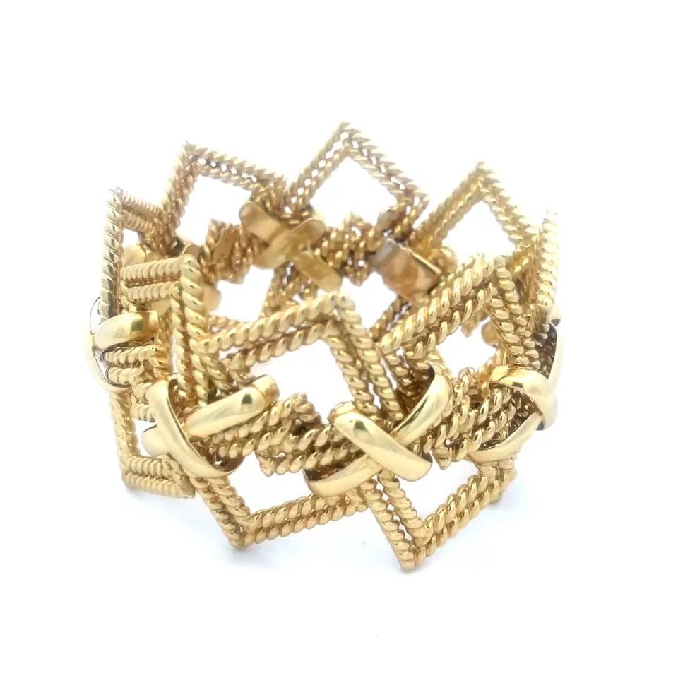 TIFFANY & CO. GEOMETRIC GOLD BRACELET VINTAGE 18K YELLOW LARGE LINKS 180.3G: TIFFANY & CO. GEOMETRIC GOLD BRACELET VINTAGE 18K YELLOW LARGE LINKS 180.3G This is an impressive large 18k gold bracelet by Tiffany & Co. Circa 1970s, it features large rope wire geometric design lin